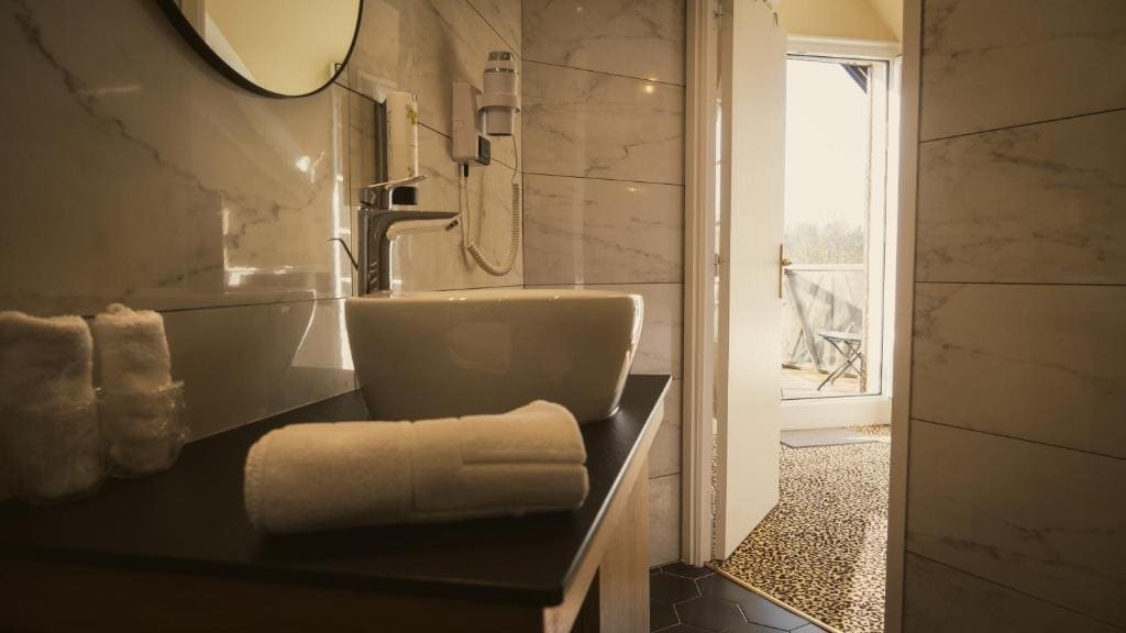 Superior Double or Twin Room with City View room - Image 3