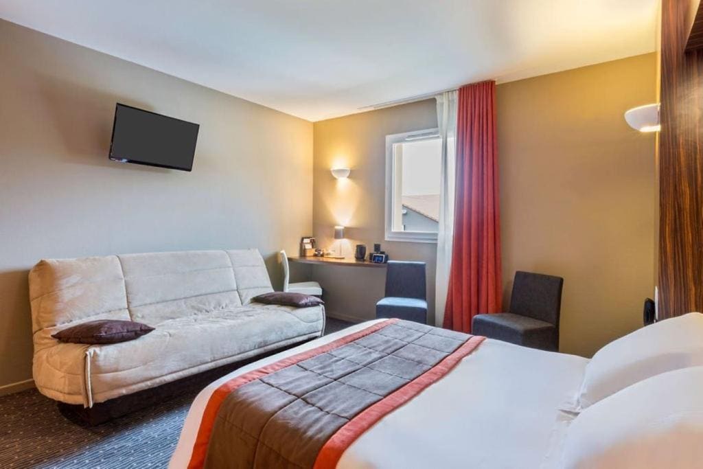 Family Queen Room with Sofa Bed - Non-Smoking room - Image 3