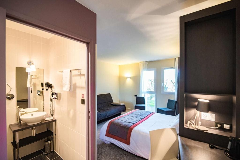 Family Queen Room with Sofa Bed - Non-Smoking room - Image 2