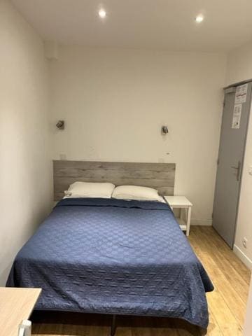 Double Room with Shared Bathroom room - Image 2