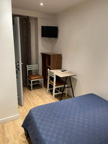 Double Room with Shared Bathroom room - Image 3