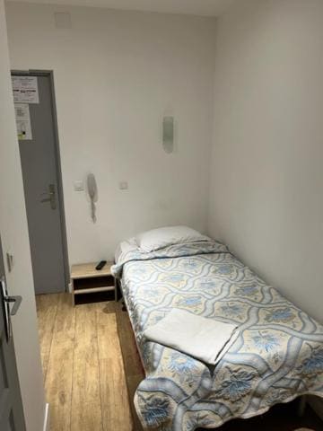 Single Room with Shared Bathroom room - Image 2