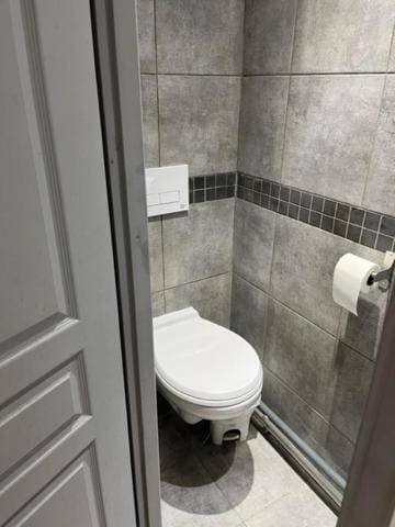 Single Room with Shared Bathroom room - Image 3