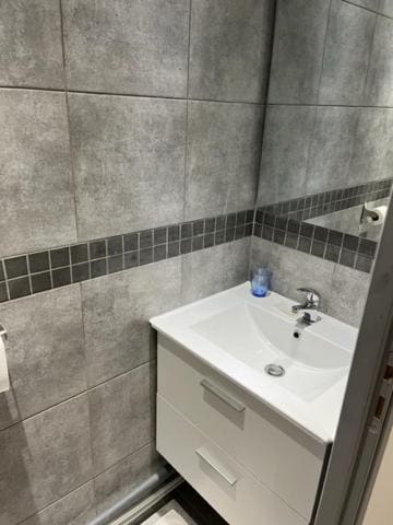 Single Room with Shared Bathroom room - Image 1
