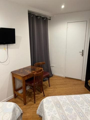 Twin Room with Private Bathroom room - Image 3