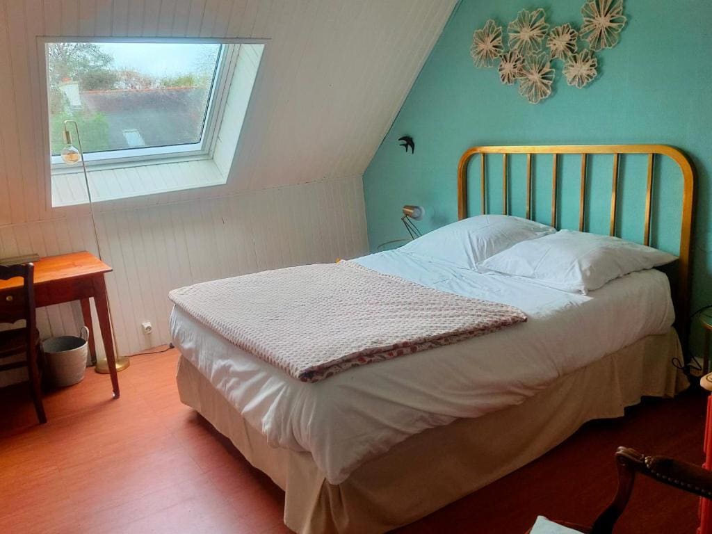 Double Room with Shared Bathroom room - Image 2