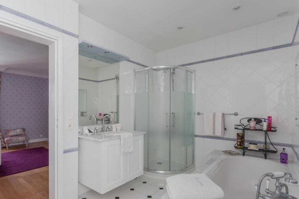 Double Room with Pool View room - Image 3