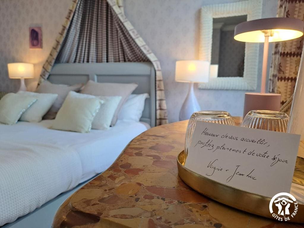 Double Room with Pool View room - Image 1