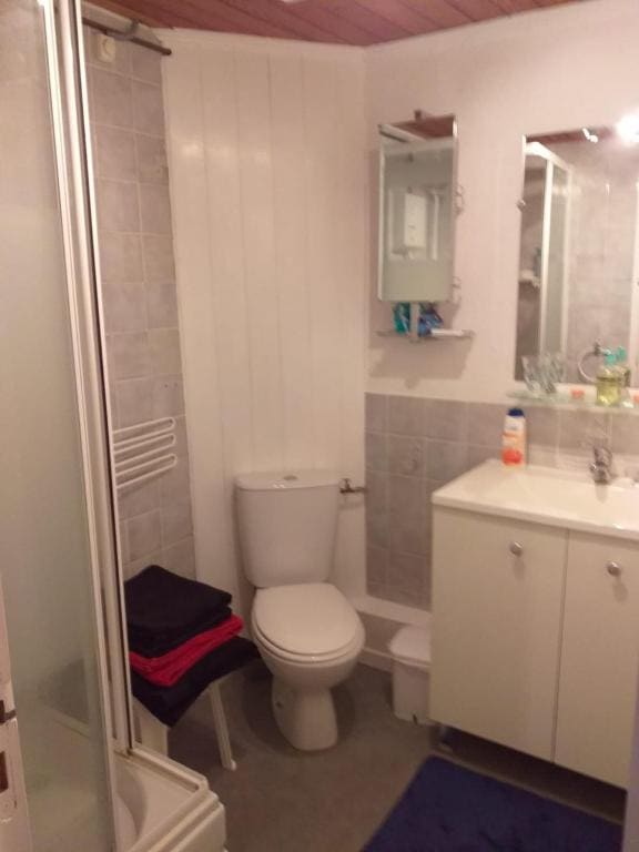 Family Room with Bathroom room - Image 2