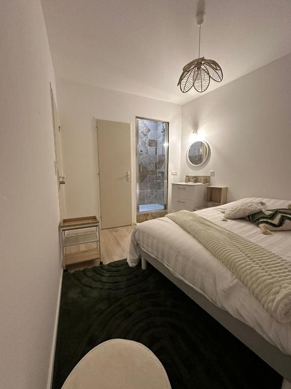 Deluxe Double Room with Shower room - Image 2