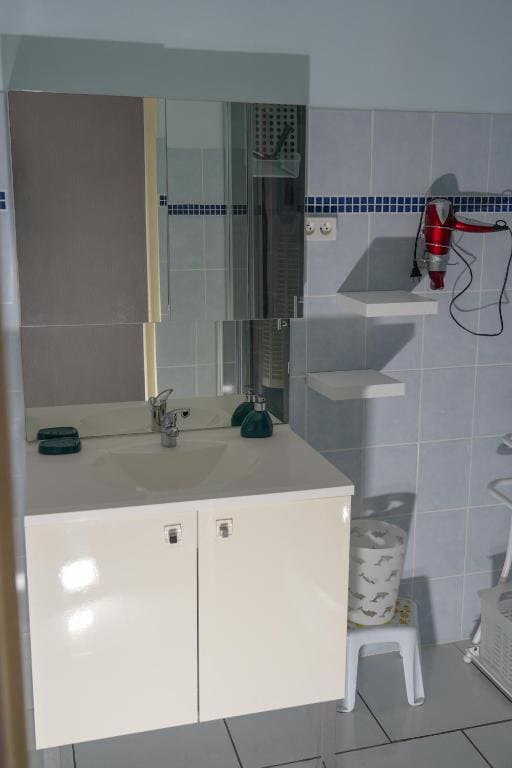 Family Room with Private Bathroom room - Image 3