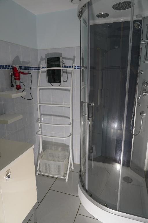 Family Room with Private Bathroom room - Image 2