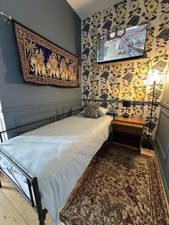 Chateau Cos Labory-Triple-de Luxe-Salle de bain privée-Vue ville room - Image 3