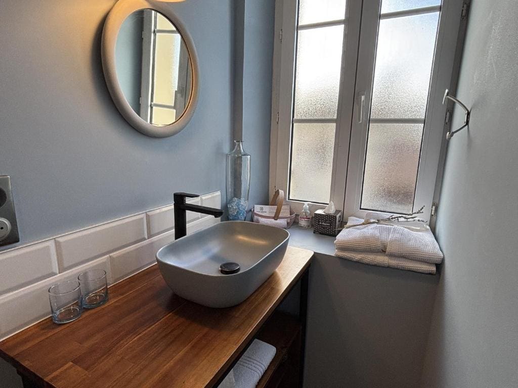 Chateau Cos Labory-Triple-de Luxe-Salle de bain privée-Vue ville room - Image 2