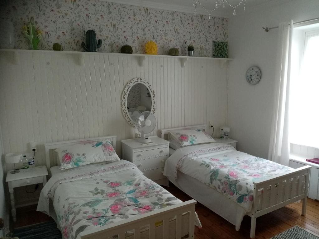 Deluxe Twin Room room - Image 3