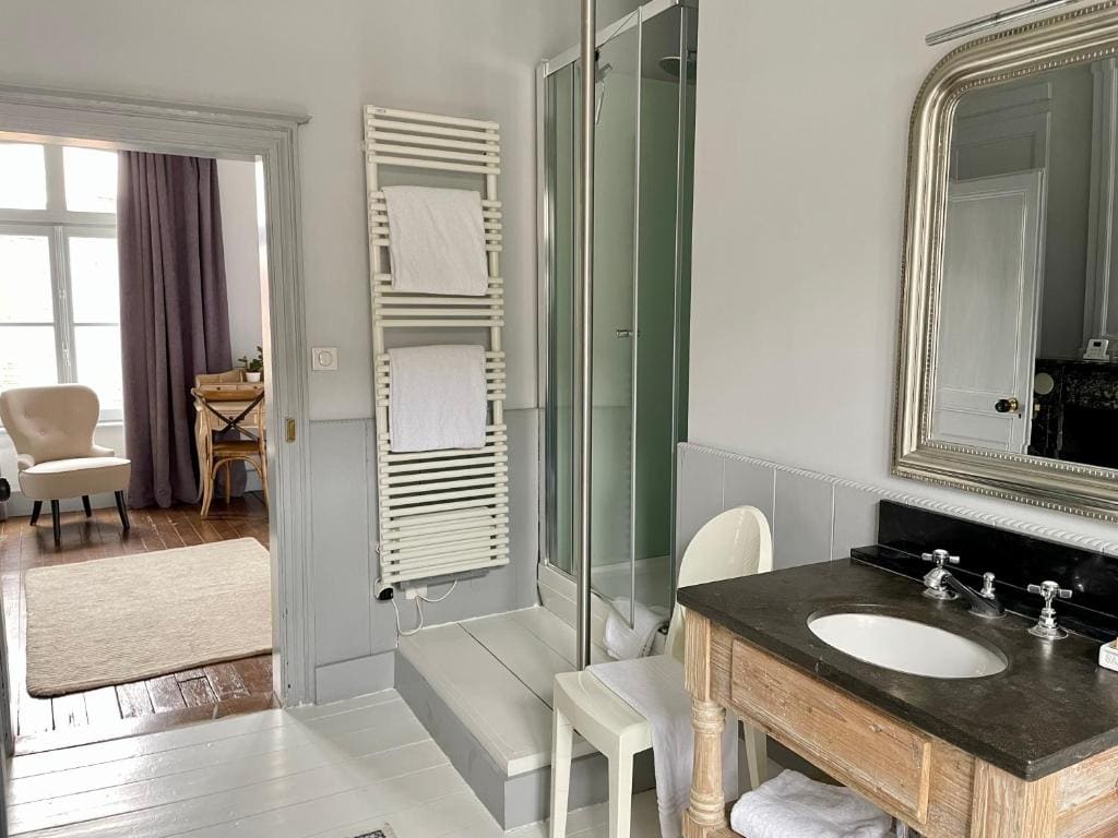 Deluxe King Room room - Image 2