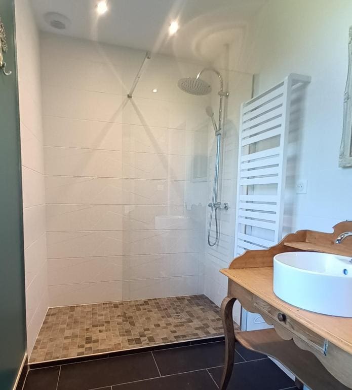 Family Room with Private Bathroom room - Image 3