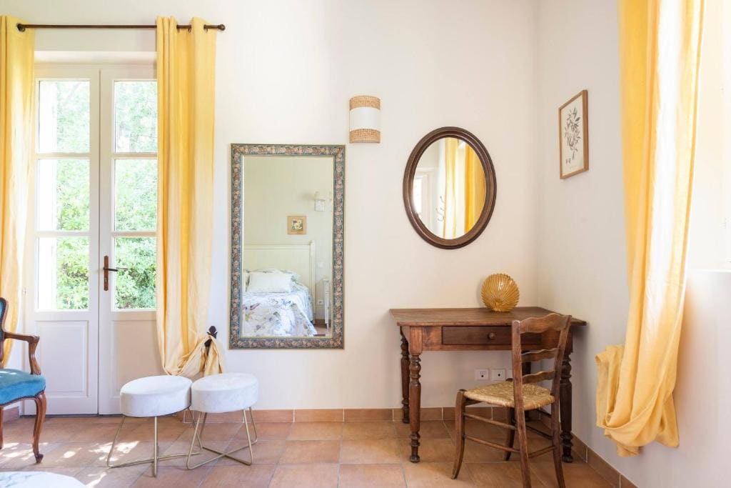 Queen Room with Garden View room - Image 3