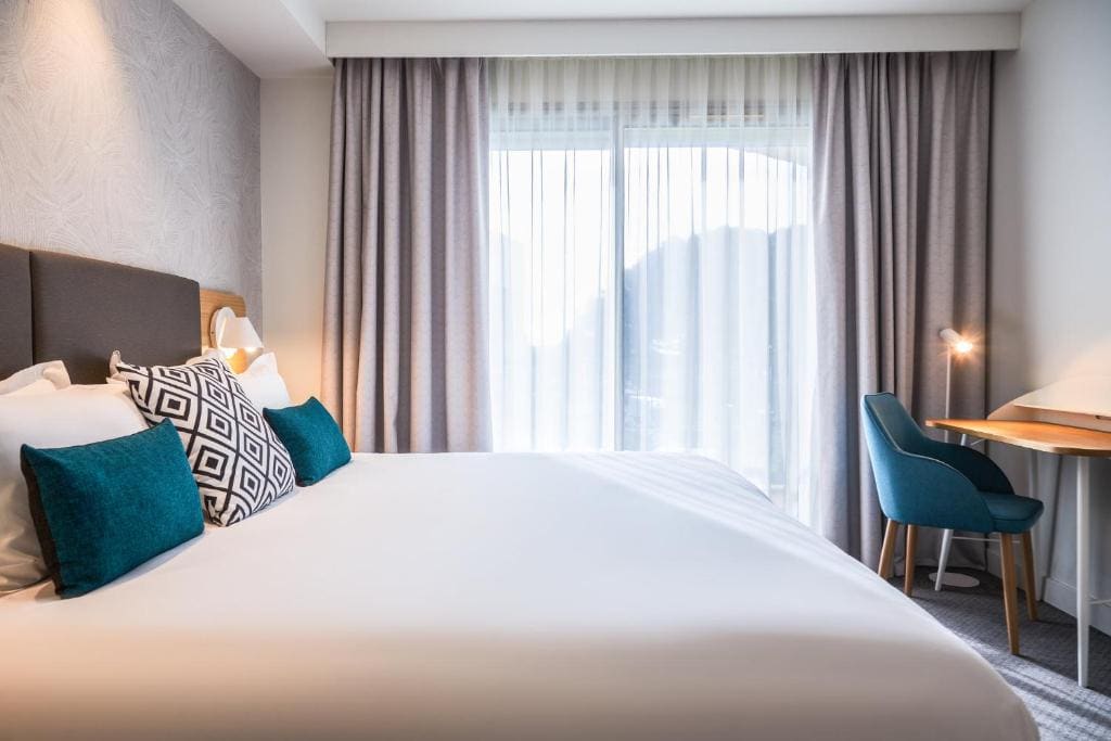 Premium King Room with Balcony room - Image 2