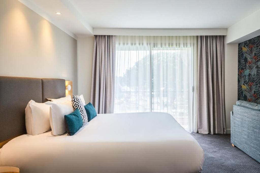 King Suite with Balcony and Pool View room - Image 3