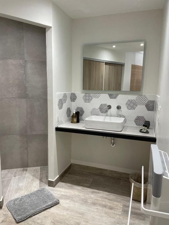 King Suite with Spa Bath room - Image 3