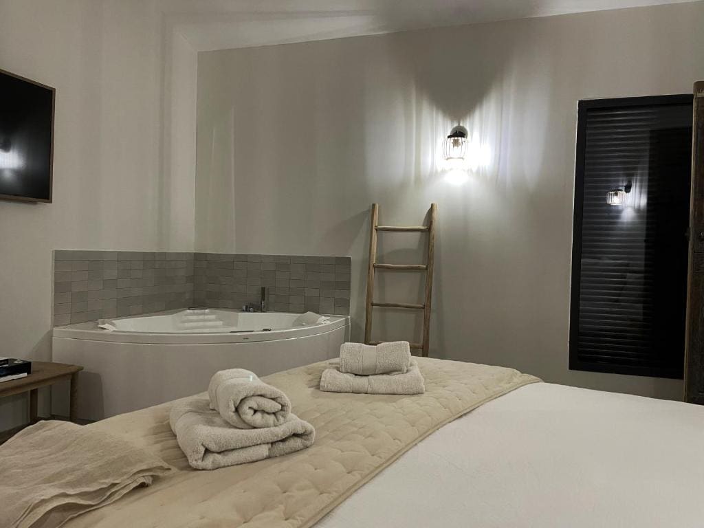 King Suite with Spa Bath room - Image 1