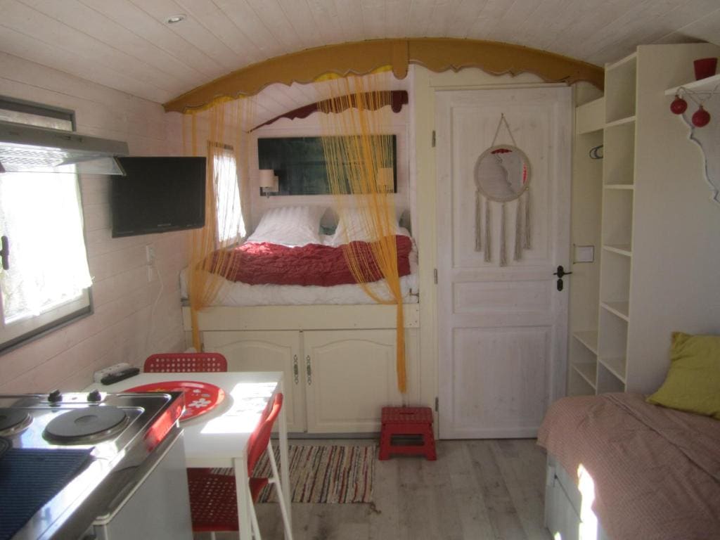 Apartment room - Image 2