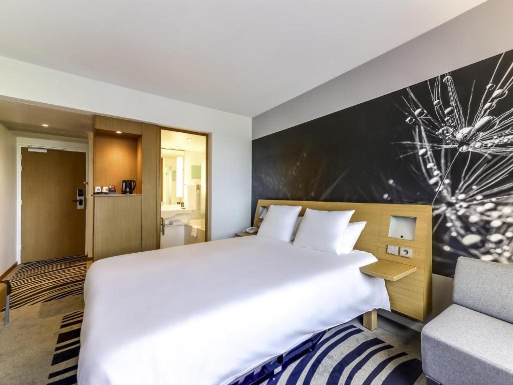 Classic Double Room with Sofa Bed room - Image 1