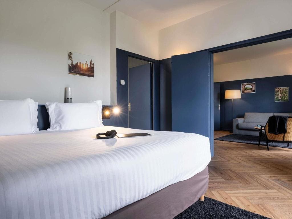 Junior King Suite with Sofa room - Image 2