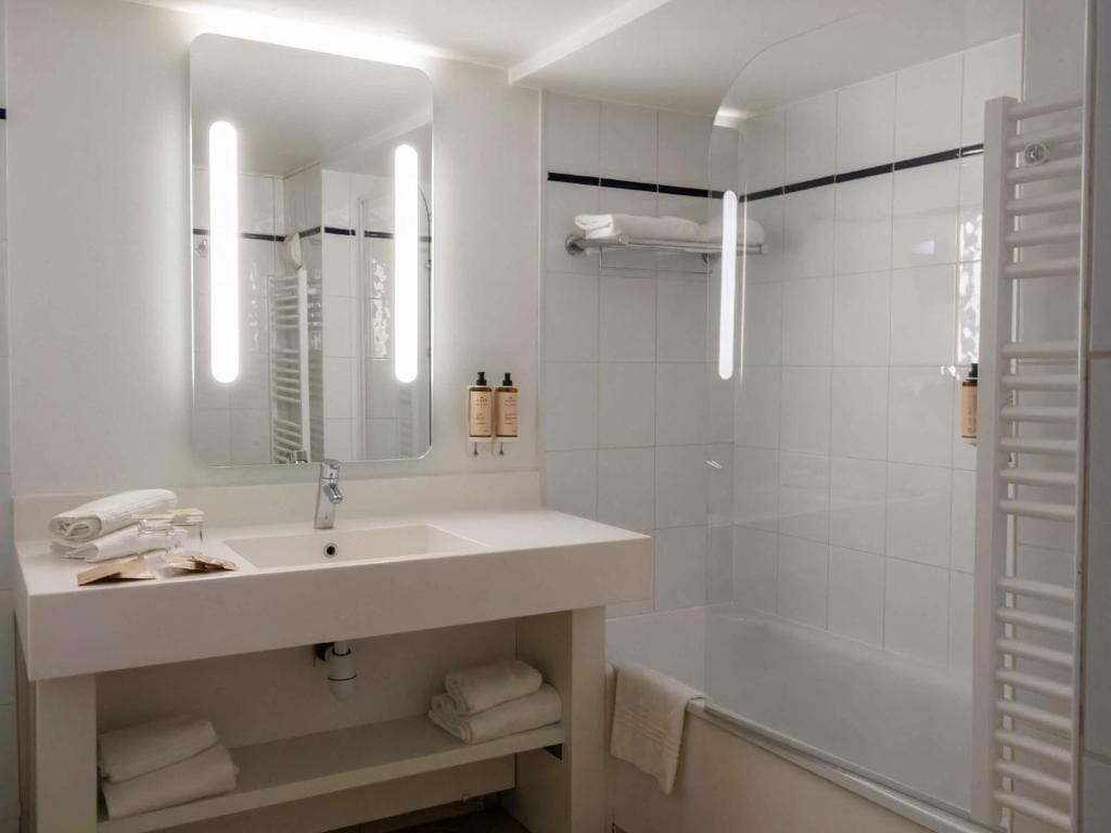 Suite with One Double Bed and One Sofa Bed room - Image 3