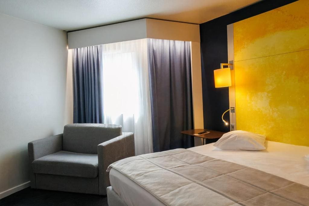 Classic Double Room with Sofa Bed room - Image 1