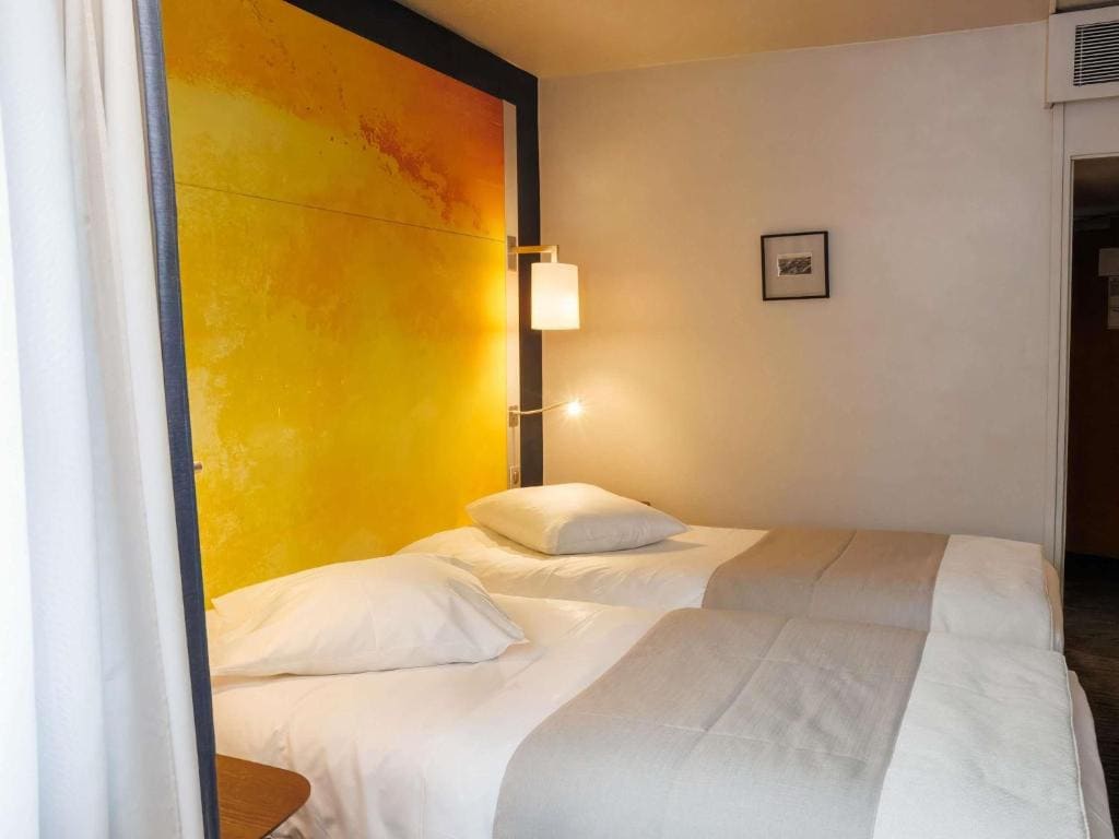 Classic Double Room with Sofa Bed room - Image 3