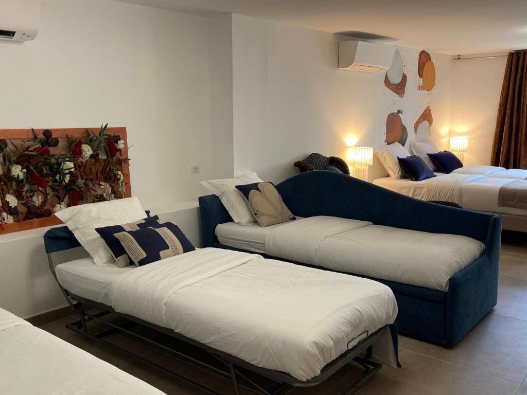 Classic Quadruple Room room - Image 2