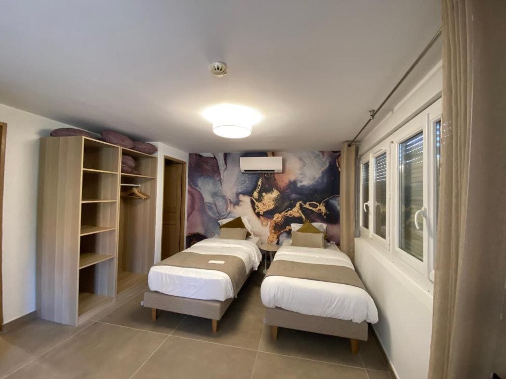Classic Quadruple Room room - Image 1