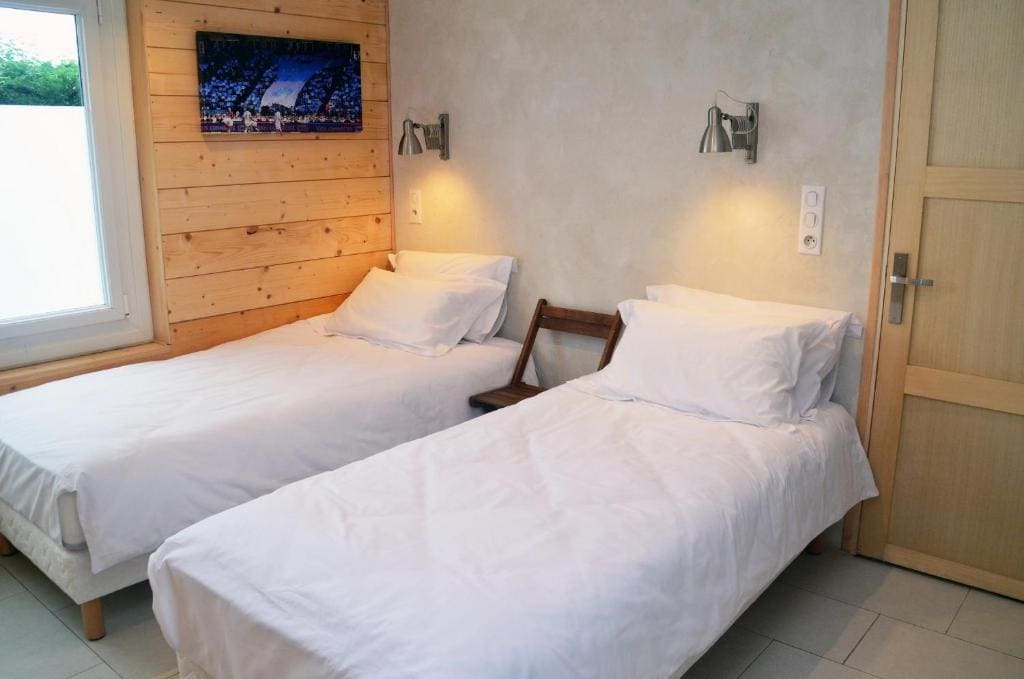 Family Room with Private Bathroom room - Image 2