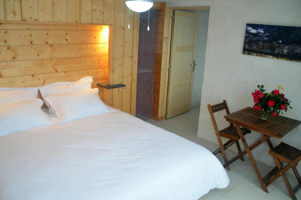 Family Room with Private Bathroom room - Image 3