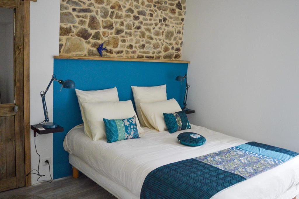 Deluxe Double Room with Shower room - Image 2