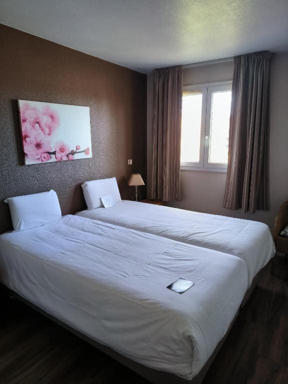 Standard Room - 2 Single Beds 1 Sofa room - Image 1