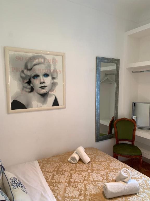Small Room with Small Double Bed room - Image 2