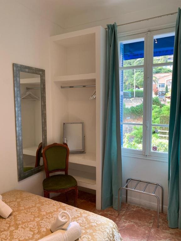 Small Room with Small Double Bed room - Image 1