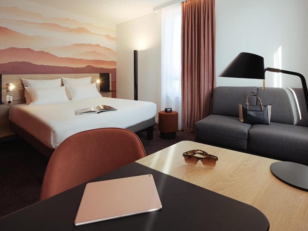 Superior Room with One Queen bed and single sofa bed room - Image 1