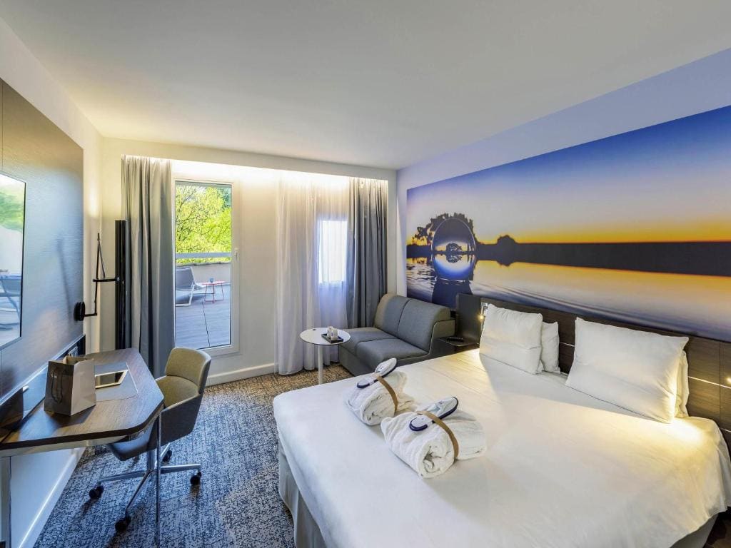 Executive Room with Queen Bed and Sofa room - Image 1