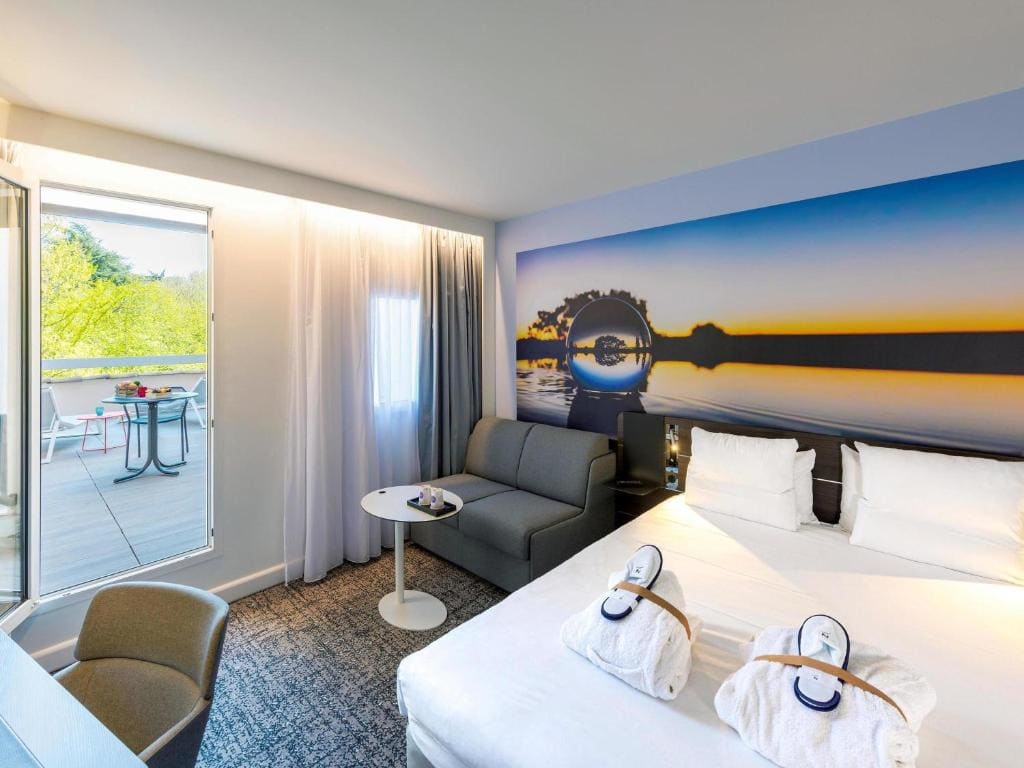 Executive Room with Queen Bed and Sofa room - Image 2