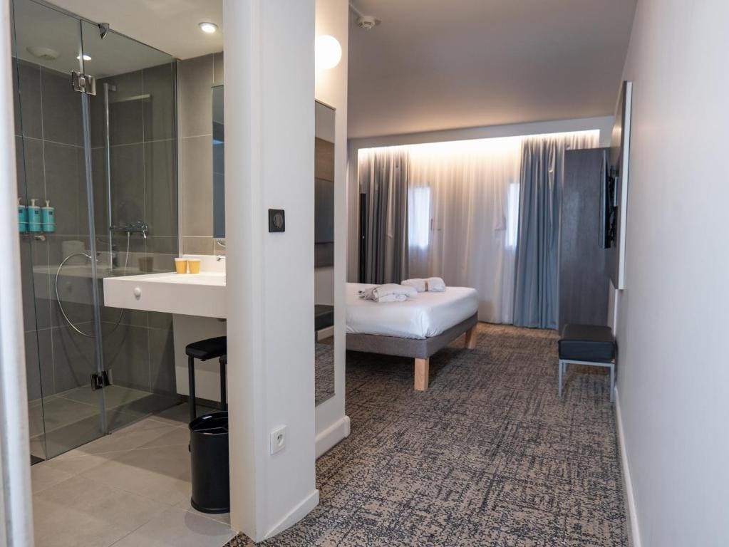 Superior room with One Double Bed and Double Sofa Bed room - Image 2