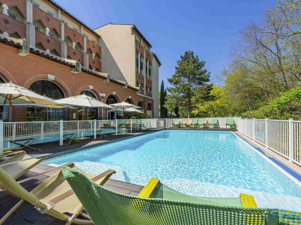 Superior Room with One Double Bed and Two Single Beds room - Image 1
