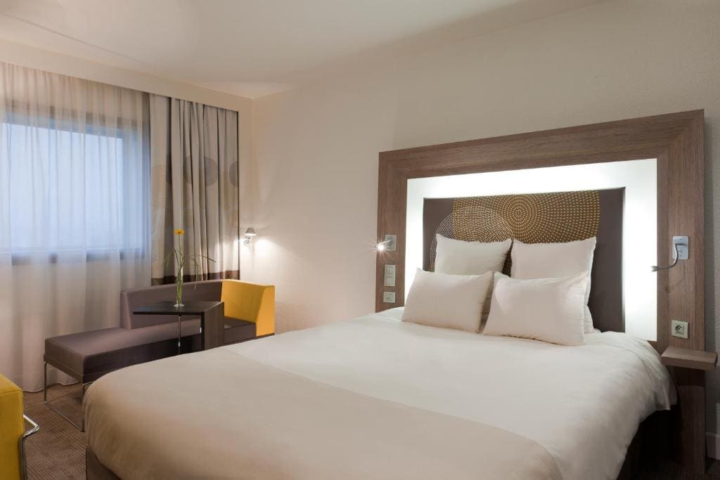 Executive Room with 1 Queen-Size Bed with Eiffel Tower View room - Image 2