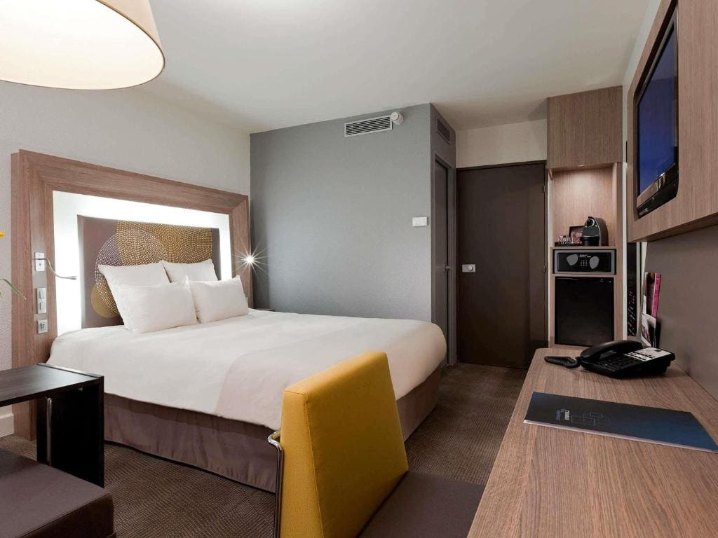 Executive Room with 1 Queen-Size Bed with Eiffel Tower View room - Image 3