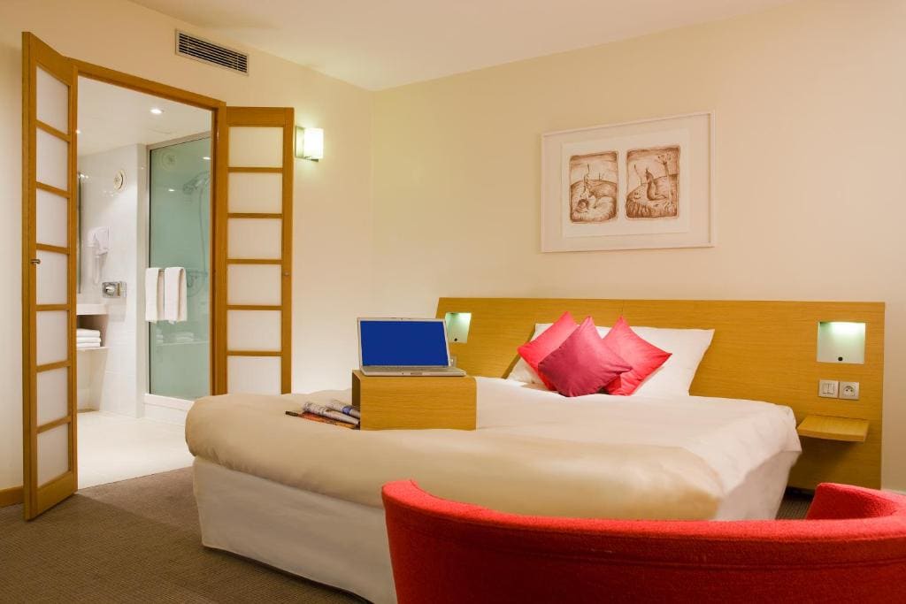 Suite with Views of Paris - One Double Bed and One Single Sofa Bed room - Image 2