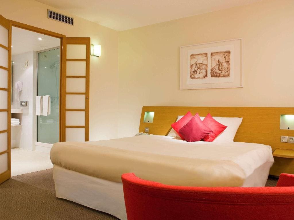Suite with Views of Paris - One Double Bed and One Single Sofa Bed room - Image 1