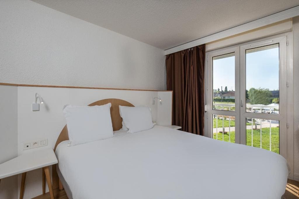 Double Room with Pool View room - Image 1